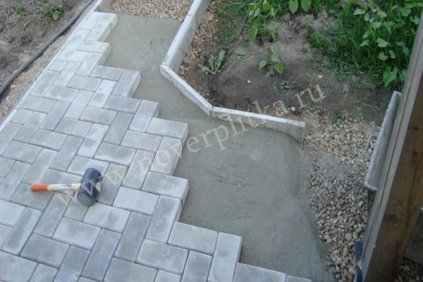 укладка тротуарной плитки на бетонное основание-2
